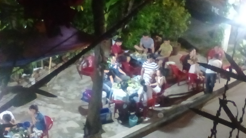 Ô[-]nhiễm[-]môi[-]trường[-]từ[-]quán[-]nhậu[-]số[-]34[-]Bùi[-]Đình[-]Túy,[-]P.12,[-]Q.Bình[-]Thạnh
